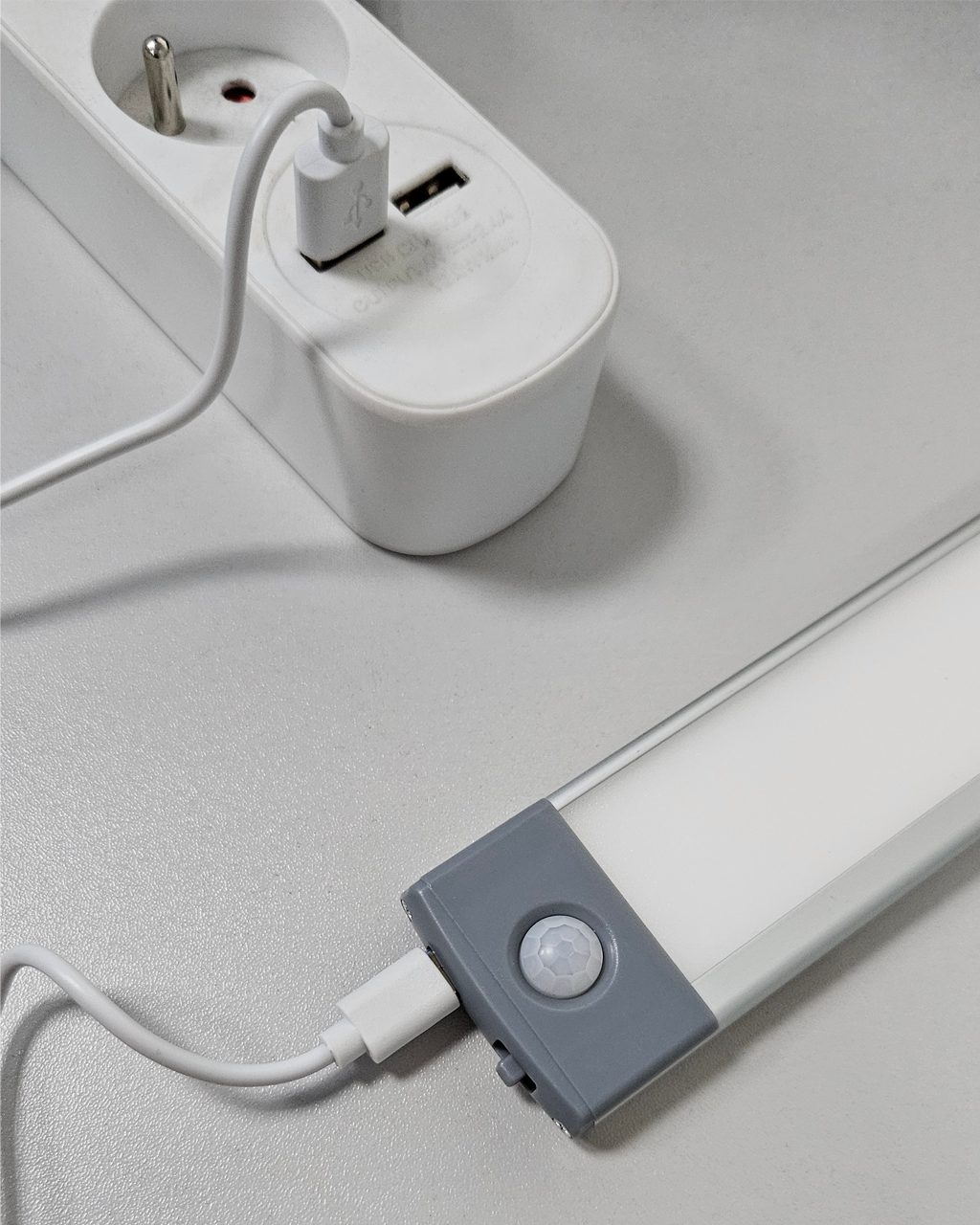 Q-325W USB újratölthető LED világítás 2.5W 4200K mozgásérzékelő QTEC - Image 2