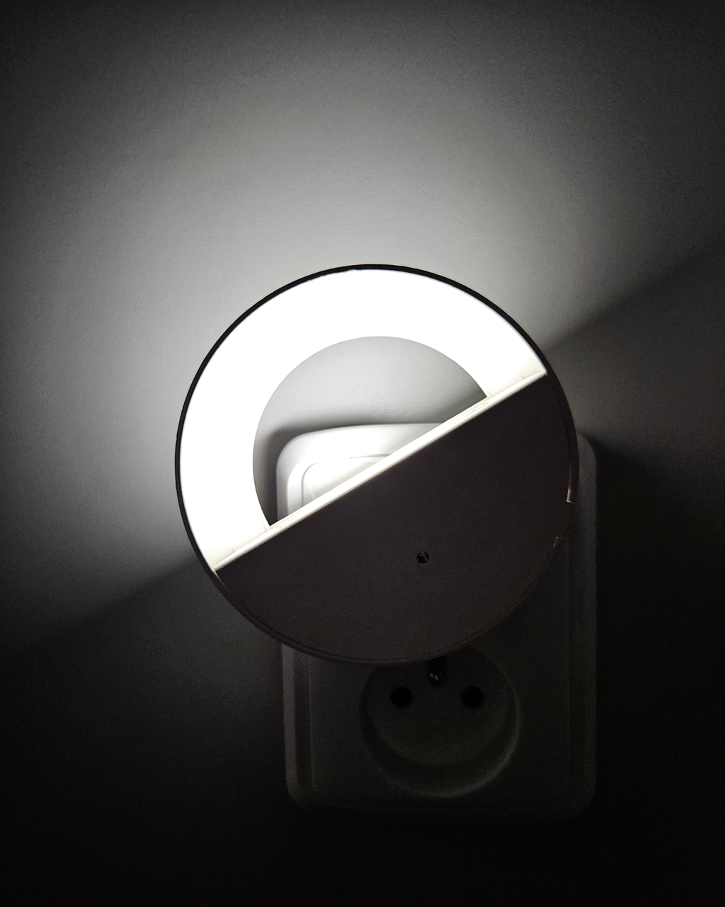 TR-047M LED 0.5 W-os éjszakai fény alkonyérzékelővel Trixline TR-047M LED 0.5 W-os éjszakai fény alkonyérzékelővel Trixline