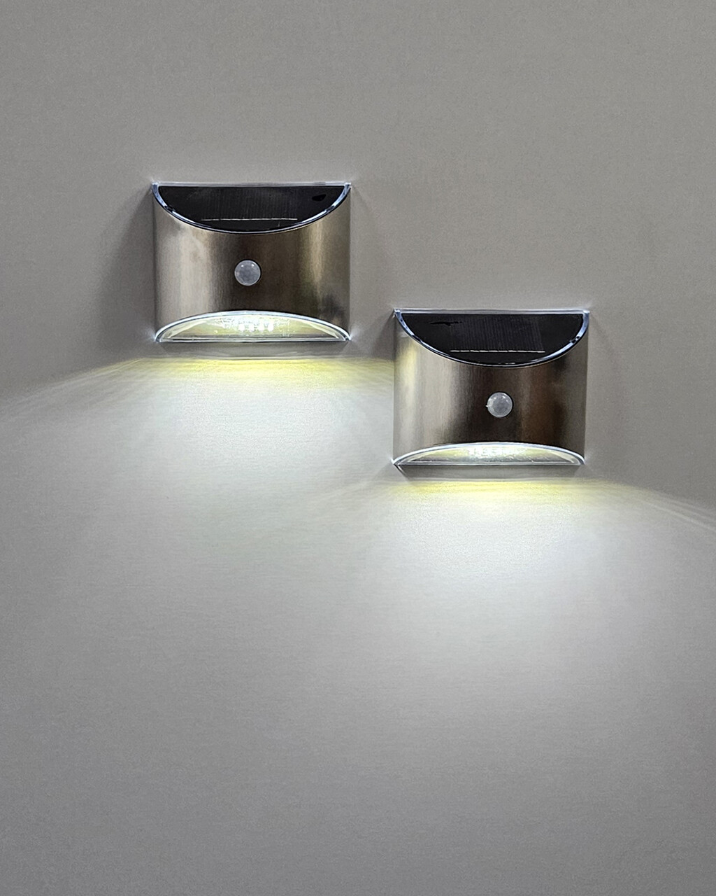 TR-67 Napelemes LED lámpa mozgásérzékelővel, 2 dB szint – ezüst Trixline TR-67 Napelemes LED lámpa mozgásérzékelővel, 2 dB szint – ezüst Trixline