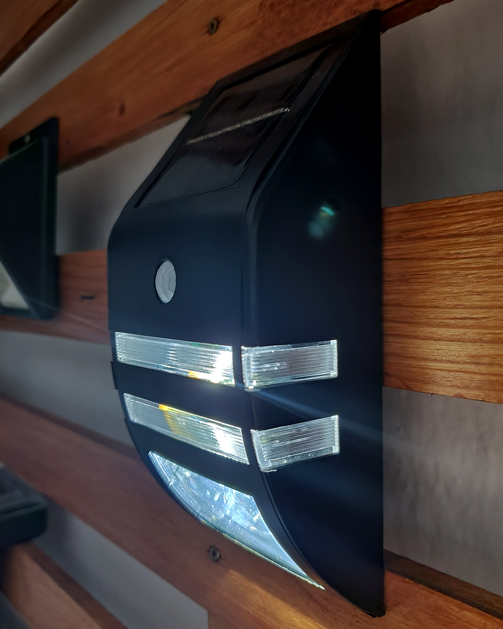 TRIXLINE TR 619 napelemes LED lámpa fekete TRIXLINE TR 619 napelemes LED lámpa fekete